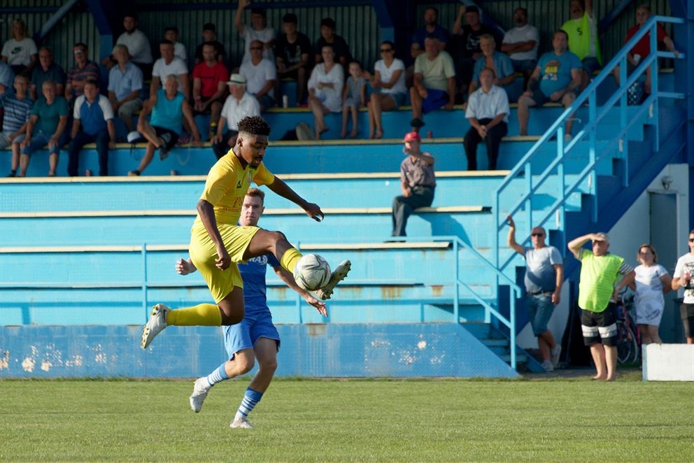 V žltom útočník Vitor Alves, ktorý prišiel do MŠK pred touto sezónou zo štvrtoligových Trebatíc.

