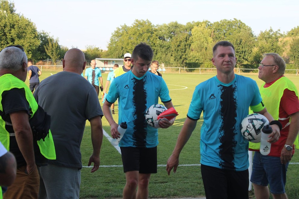 Černíčania prehrali v predkole Slovnaft Cupu v Dolných Krškanoch 4:0, vpravo v modrom kapitán 1. FC Černík Samuel Klein, ktorý teraz doviedol svoj tím k prekvapujúcemu bodu proti Želiezovciam.

