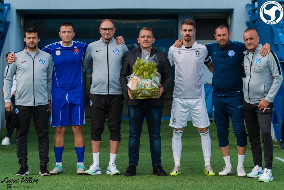 Pred zápasom oba tímy gratulovali predsedovi ZsFZ Petrovi Kováčovi k narodeninám.