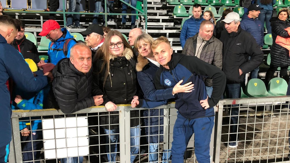 Peter Kolesár si po zápase urobil fotku s rodinnými príslušníkmi.