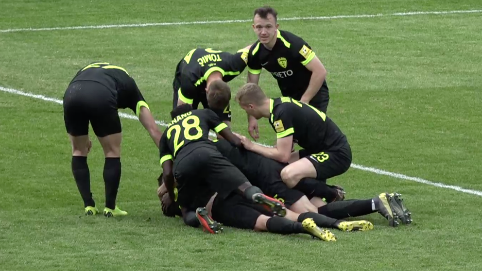 Hráči Žiliny sa tešia z gólu Branislava Sluku, ktorý zvyšoval stav na 2:0.