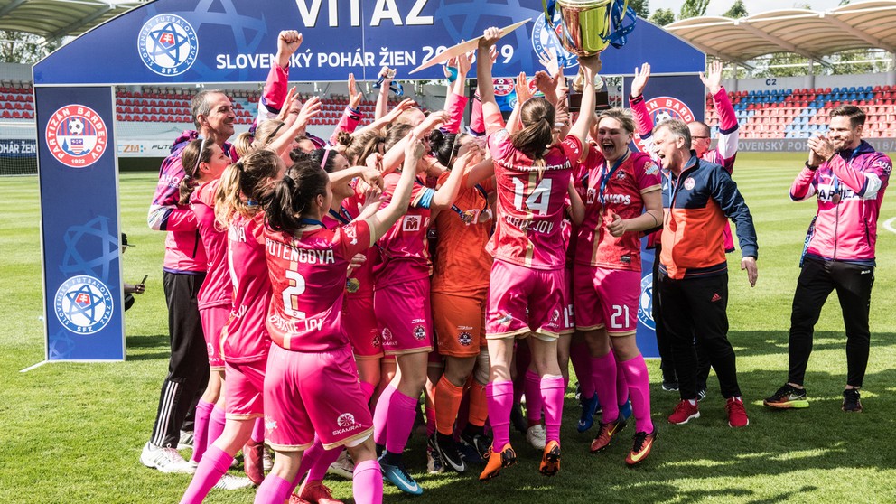 Partizán Bardejov sa teší z víťazstva v Slovenskom pohári žien v sezóne 2018/19.