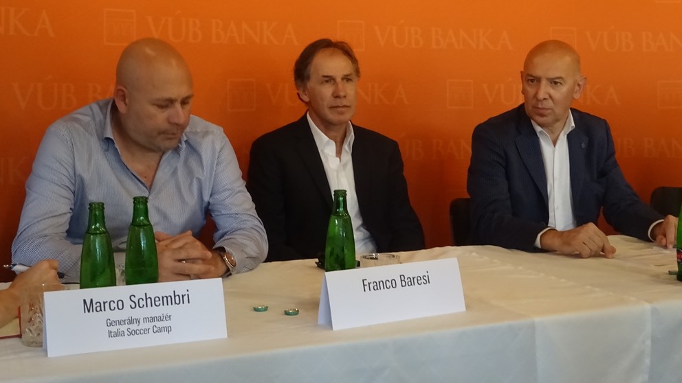 Baresi (uprostred) na tlačovej konferencii ukázal, že má prehľad o Slovákoch v talianskych kluboch.