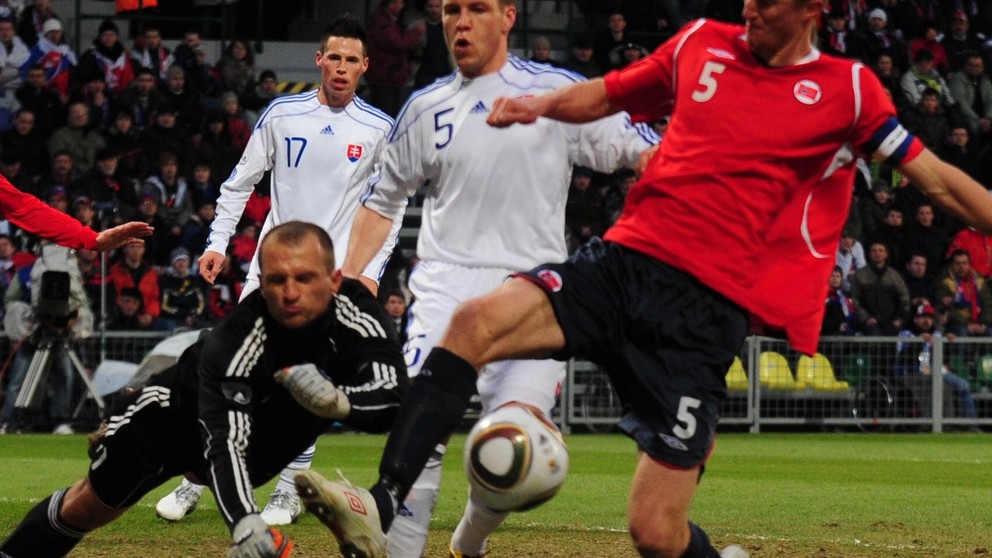 Brankár Ján Mucha v súboji s Brede Hangelendom, v zápase Slovensko – Nórsko, sleduje ho Radoslav Zábavník a Marek Hamšík (3. marca 2010 v Žiline).
