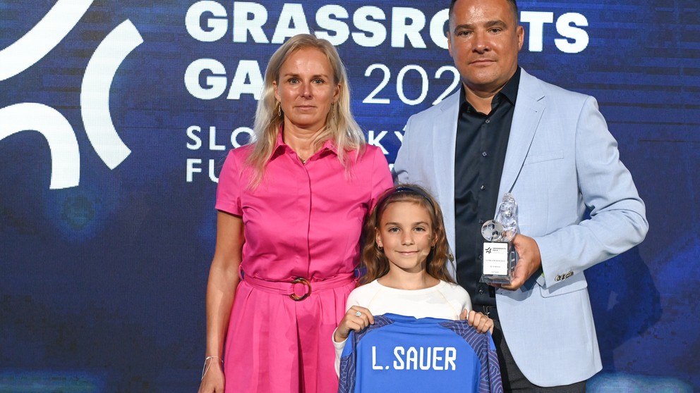 Cenu pre najlepšieho futbalistu do 19 rokov na GRASSROOTS GALA prevzali za Lea Sauera jeho rodičia Július a Gabriela.