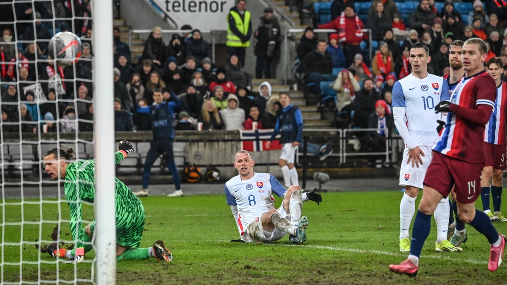 Ondrej Duda strieľa vyrovnávajúci gól na 1:1 na štadióne Ullevaal v Osle v zápase Nórsko - Slovensko (26.3.2024).