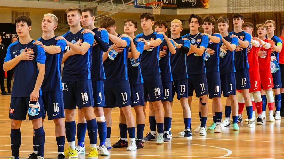 Slovenská futsalová reprezentácia do 19 rokov pred zápasom so Slovinskom v Novihrade (6.4.2024).