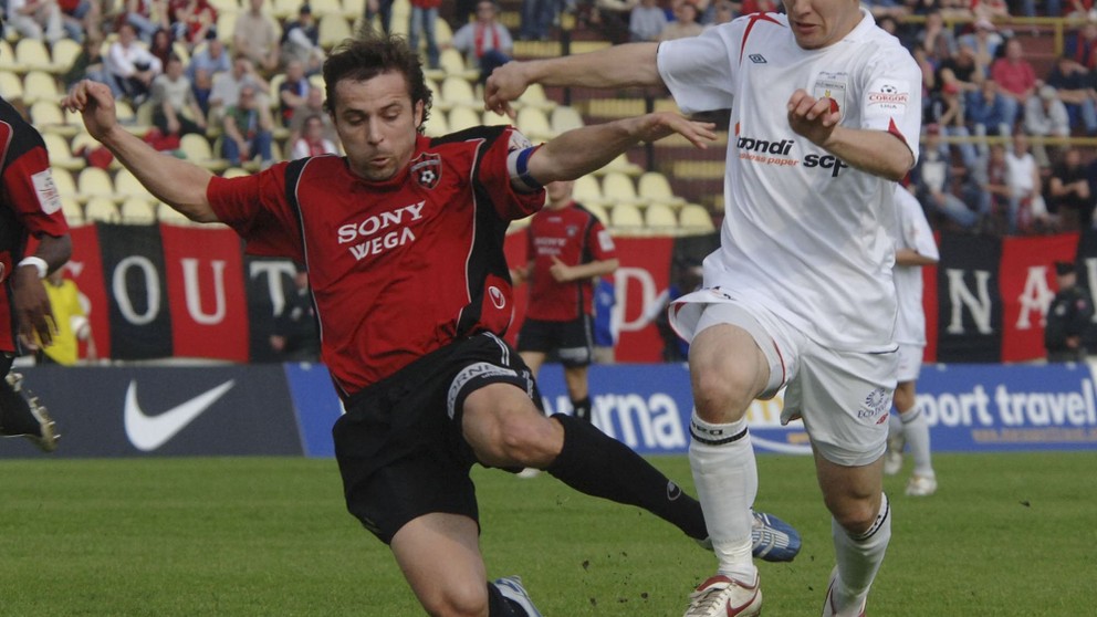 Slovenský pohár vo futbale Trnava - Ružomberok 8. mája 2006 v Bratislave. Na snímke súboj o loptu medzi Trnavčanom Martinom Poljovkom (vľavo) a Ružomberčanom Erikom Jendrišekom. 