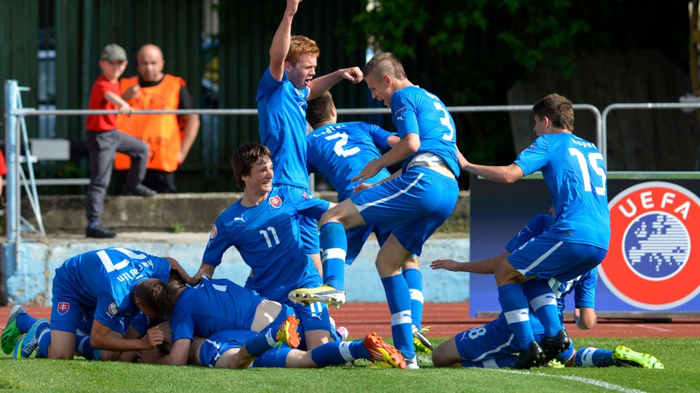 Slovenskí futbalisti sa tešia po tom, čo Martin Slaninka (leží na trávniku bez dresu) strelil víťazný gól v zápase Slovensko 17 - Rakúsko 17 1:0 na ME 2013 na štadióne v Dubnici nad Váhom (05.05.2013).