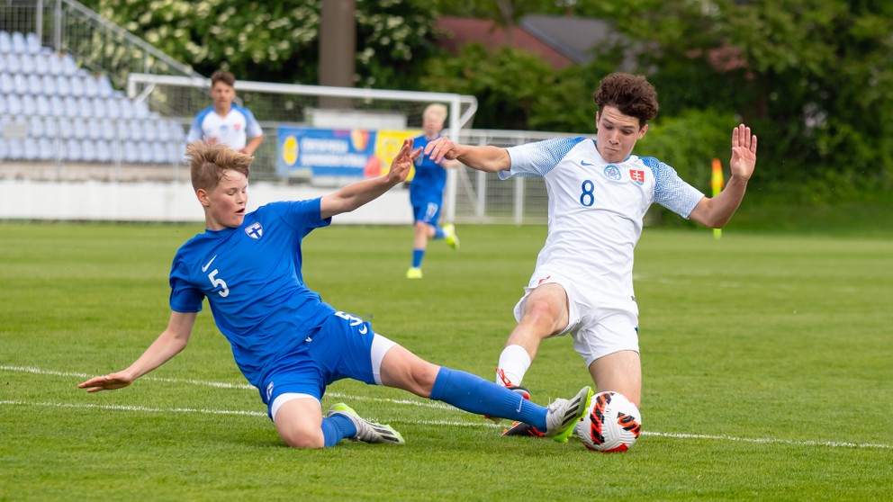 Peter Iuhanyak (8) v súboji s Niilom Tarvajärvim v zápase Slovensko 15 – Fínsko 15 na Turnaji štyroch krajín v Senci (7.5.2024)