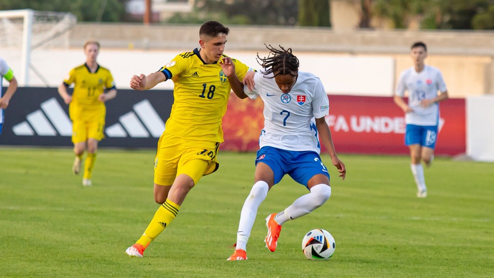 Hráči ročníka 2007 sa predstavili na záverečnom turnaji ME do 17 rokov na Cypre. Na archívnej snímke zľava Adrian Lahdo a Samuel Lusale v zápase Švédsko 17 - Slovensko 17 v Paralimni (21.5.2024).