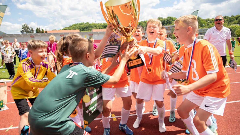 Snímka víťazného tímu ZŠ Novohradská na finálovom turnaji McDonald's cupu Trenčianskeho kraja hraného v Považskej Bystrici.