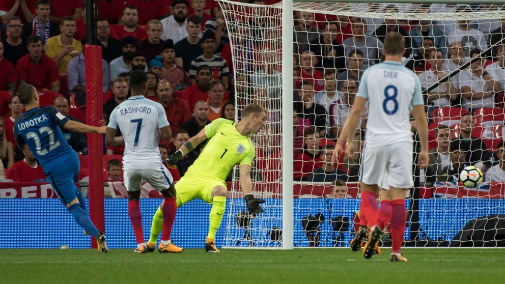 Stanislav Lobotka strieľa úvodný gól, Marcus Rashford, brankár Joe Hart a Eric Dier (všetci Anglicko) v kvalifikačnom zápase o postup na MS 2018 Anglicko – Slovensko vo Wembley v Londýne (4.9. 2017).