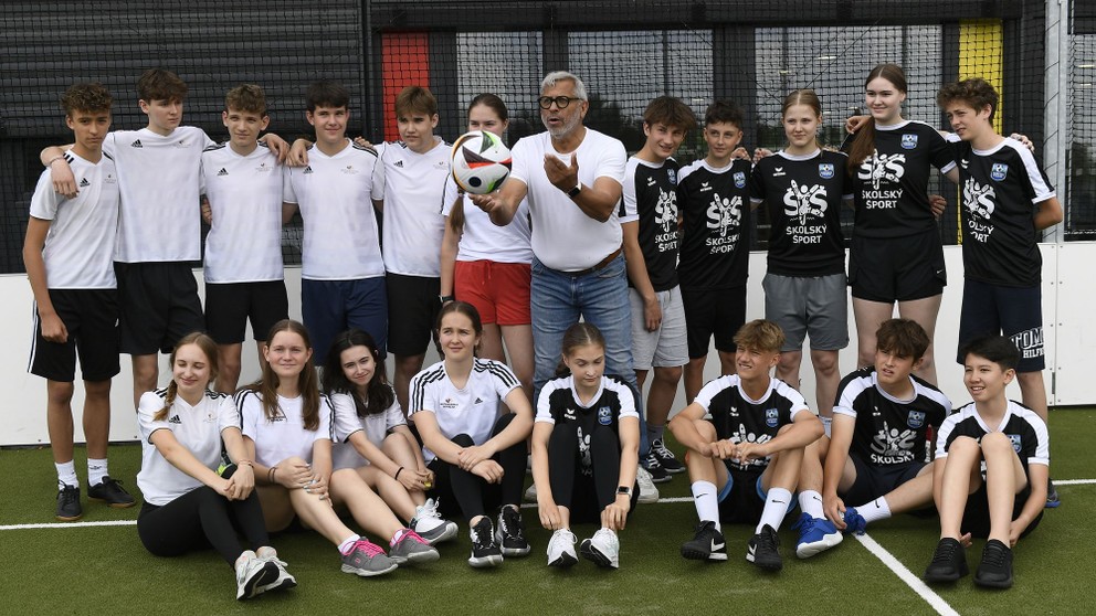 Futbalový vyslanec UEFA EURO 2024 Jimmy Hartwig (uprostred) pózuje so žiakmi Nemeckej školy Bratislava.