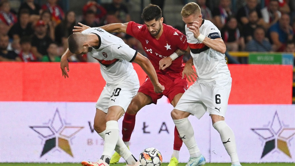 Na snímke zľava hráč Trnavy Adrian Zelkovič, hráč Krakova Marc Carbo a kapitán Trnavy Roman Procházka počas odvetného zápasu 3. predkola Európskej konferenčnej ligy (EKL) medzi Wisla Krakov - FC Spartak Trnava vo štvrtok 15. augusta 2024 v Krakove. 