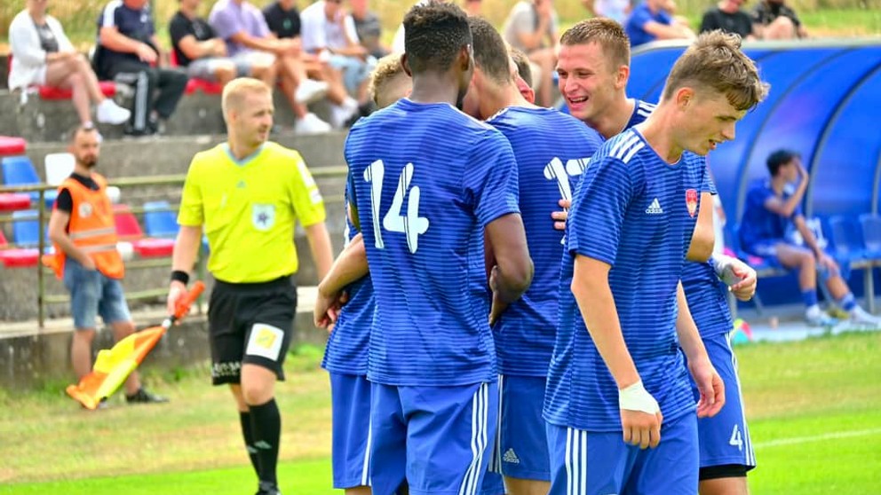 Futbalisti FK Rača sa tešia po víťazstve nad OFK Baník Lehota pod Vtáčnikom (2:1) v zápase III. ligy. Budú sa tešiť aj na ihrisku Igramu? 