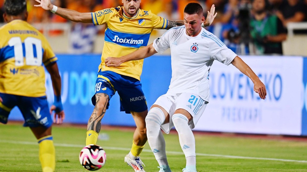 JB 27 Nikózia - Na snímke sprava Róbert Mak (ŠK Slovan Bratislava) a Xavi Quintilla (APOEL Nikózia) v odvetnom zápase 3. predkola Ligy majstrov APOEL Nikózia - ŠK Slovan Bratislava 13. augusta 2024 v Nikózii. 