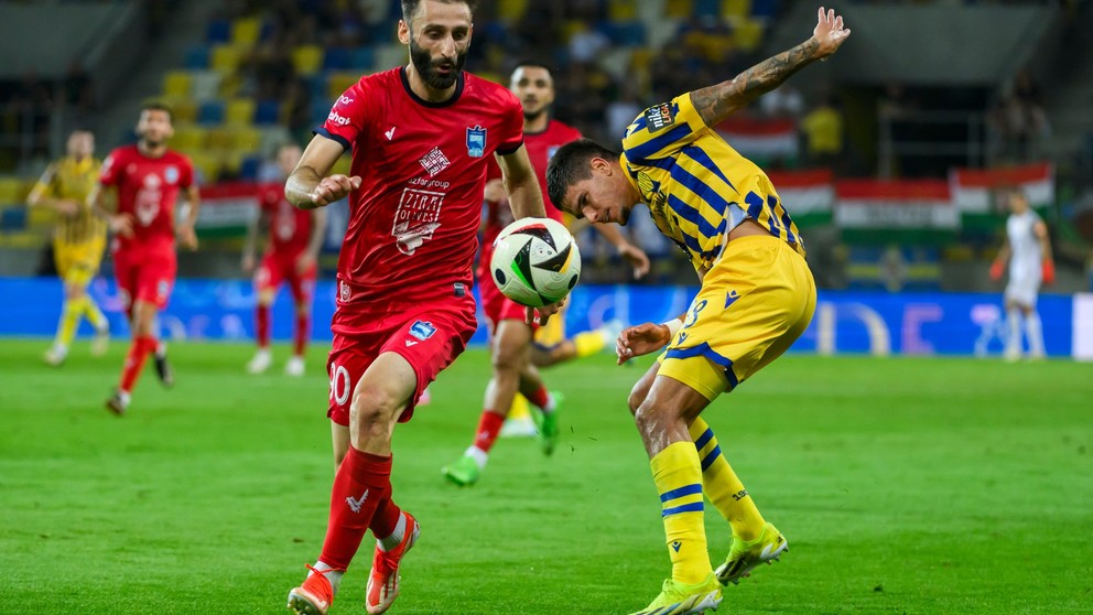 Na snímke zľava Davit Volkov (Zira) a Alex Mendez (Dunajská Streda) počas odvetného zápasu 2. predkola Európskej konferenčnej ligy (EKL) FC DAC 1904 Dunajská Streda - Zira FK 