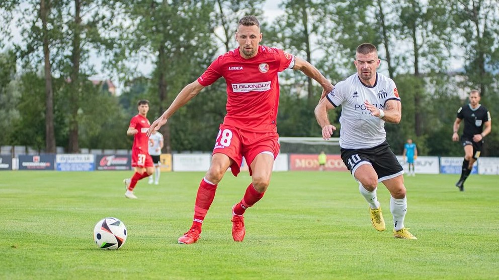 Súboj dvoch skúsených hráčov v Starej Ľubovni – vľavo Michal Piter Bučko, kapitán FC Redfox, vpravo Peter Mazan z Petržalky. 