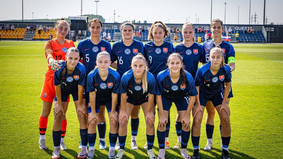 Základná jedenástka WU17 pred zápasom s Maďarskom (28.8.2024) horný rad zľava Sluková, Tordajiová, Hrušovská, Kerešová, Šoltýsová. Dolný rad zľava Bekečová, Marhevková, Pekárová, Havalec, Amrichová.