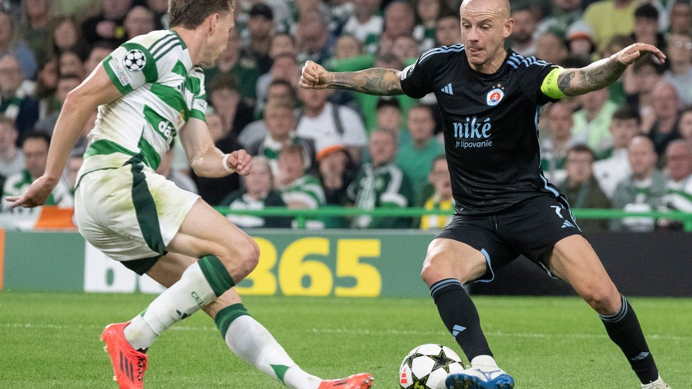 Na snímke kapitán ŠK Slovan Bratislava Vladimír Weiss ml. (vpravo) a Alistair Johnston zo Celticu Glasgow počas zápasu 1. kola ligovej fázy Ligy majstrov Celtic Glasgow - ŠK Slovan Bratislava v stredu 18. septembra 2024 v Glasgowe. 