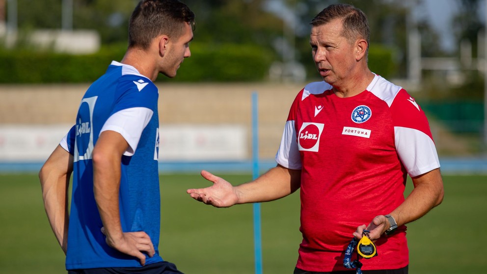 Filip Mielke v debate s trénerom Jaroslavom Kentošom na tréningu reprezentácie do 21 rokov v Šamoríne (1.9.2024)