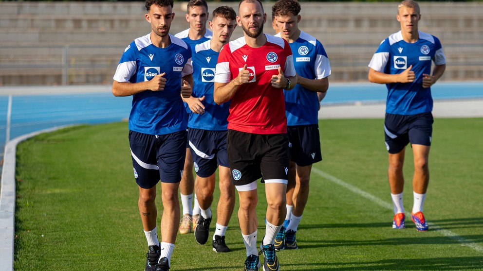 Sebastian Nebyla a fyzioterapeut Michal Krajník na tréningu reprezentácie do 21 rokov v Šamoríne (1.9.2024)