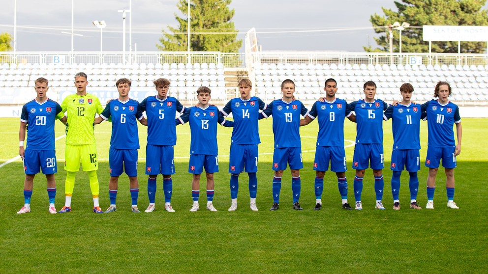 Reprezentanti do 17 rokov pred začiatkom priateľského zápasu Slovensko U17 – Srbsko U17 v Senci (24.9.2024)