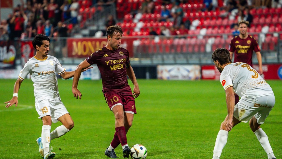 Richard Bartoš (vľavo) z Liptovského Mikuláša sa snaží presadiť proti Gergelymu
Tummovi (vpravo) z FC ViOn.