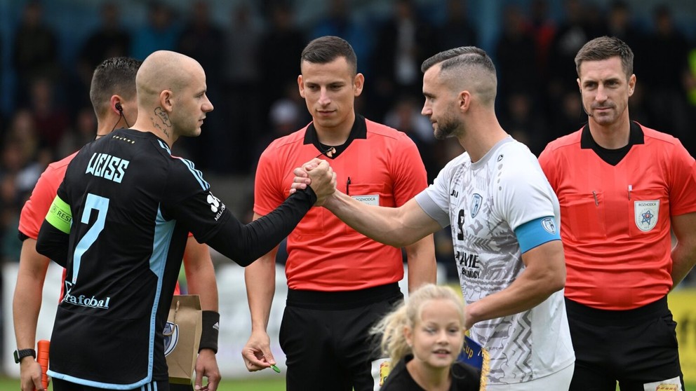 Kapitáni pred zápasom FK Beluša – ŠK Slovan (1:6) – vľavo Vladimír Weiss ml., vpravo domáci Michal Hrenák.