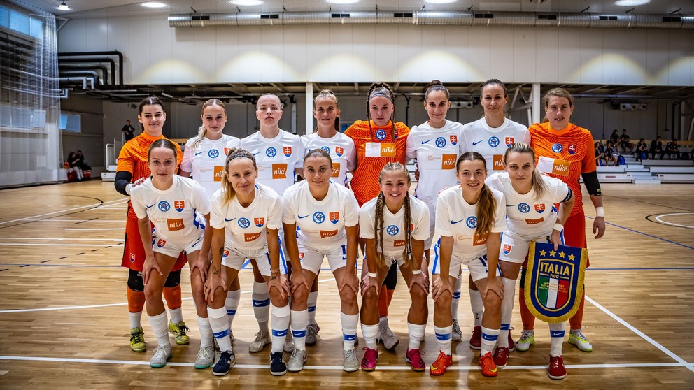 Slovenská futsalová reprezentácia žien pred prípravným zápasom Slovensko - Taliansko 1:4 (9.9.2024, Šamorín).