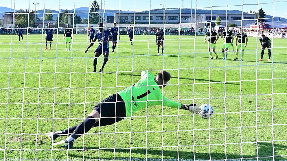 Ezekiel Henty premieňa pokutový kop proti Beluši. Pred štyrmi rokmi Slovan vyhral 2:0.