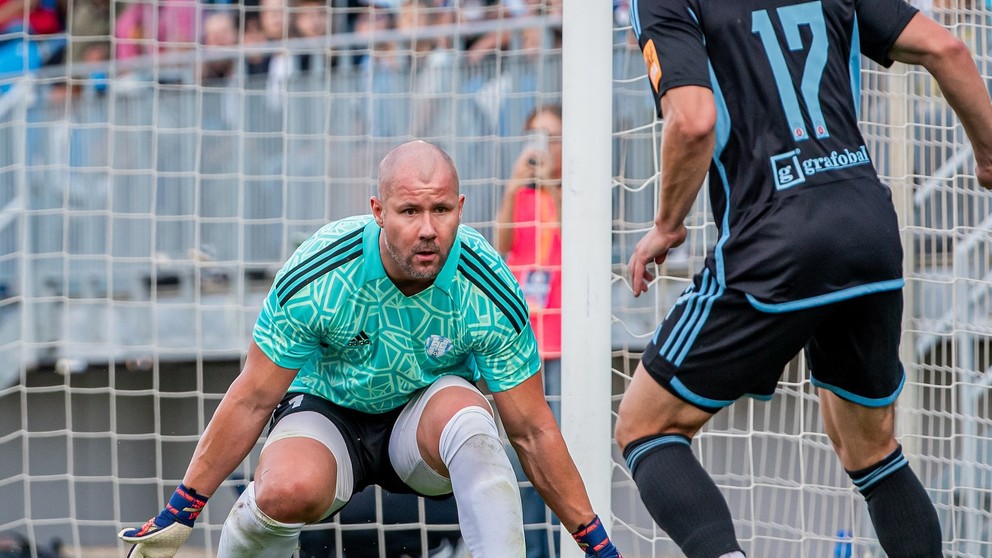 Brankár AC Nitra Ľuboš Ilizi sa snaží vykryť priestor pred Jurijom Medveděvom z ŠK
Slovan.