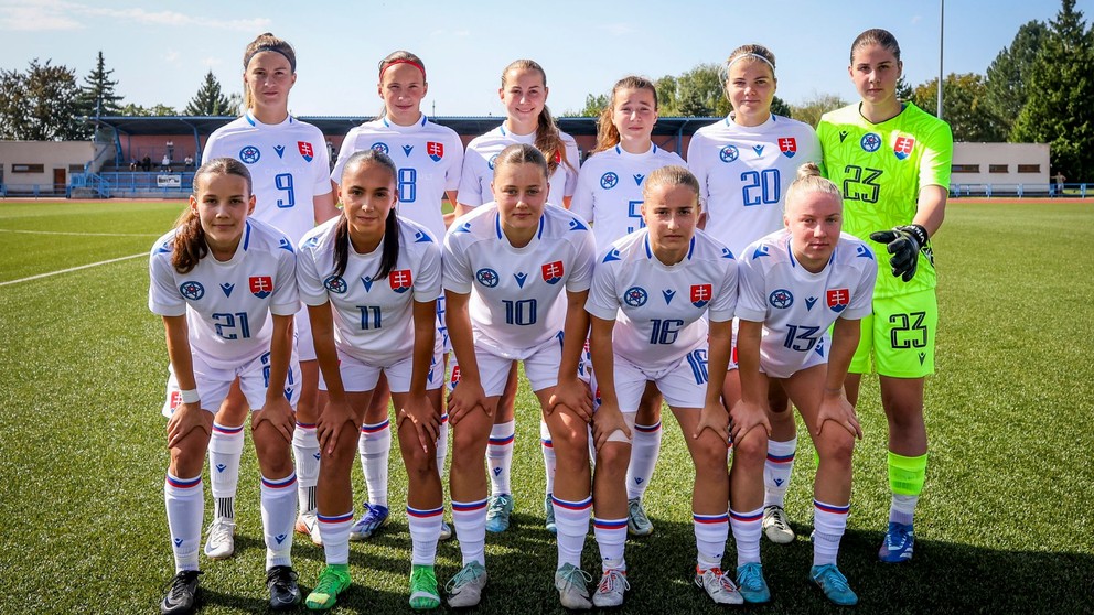 Základná zostava pred zápasom WU19 Česko - Slovensko 18. septembra 2024 v Uherskom Brode. Na foto hore zľava Martišková, Rumančíková, H. Melicharek, Pálková, Žigová, Opalková, dole zľava Gunišová, K. Bučková, Sluková, Servátková, Pajúnková.