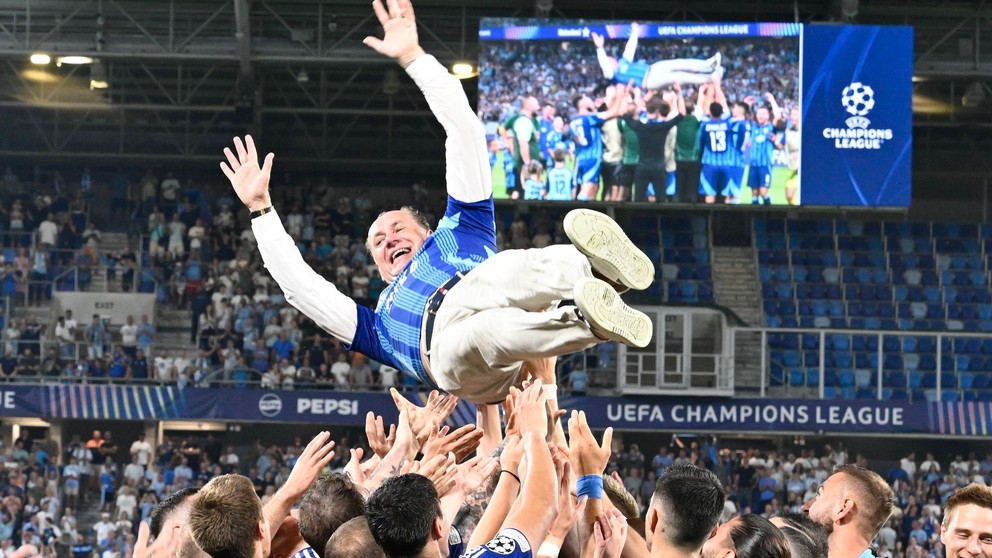 Tréner  Vladimír Weiss nad hlavami hráčov po víťazstve 3:2 v odvetnom stretnutí play-off Ligy majstrov ŠK Slovan Bratislava - FC Midtjylland (28.08.2024 v Bratislave).