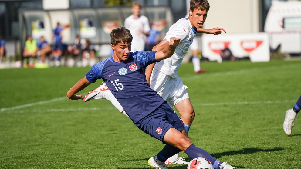 Na ilustračnej fotografii Maksim Mateáš v drese SR16 v zápase Slovensko - Česko 2:1 (5.10.2023, Dunajská Streda)