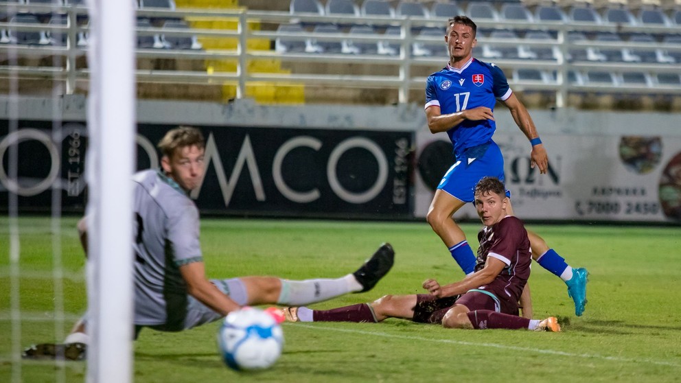 V nominácii nechýba ani Adrián Kaprálik, na ilustračnom zábere v modrom počas prípravného zápasu Slovensko U21 – Bielorusko U21 v Dasaki Achnas na Cypre (10.9.2024)