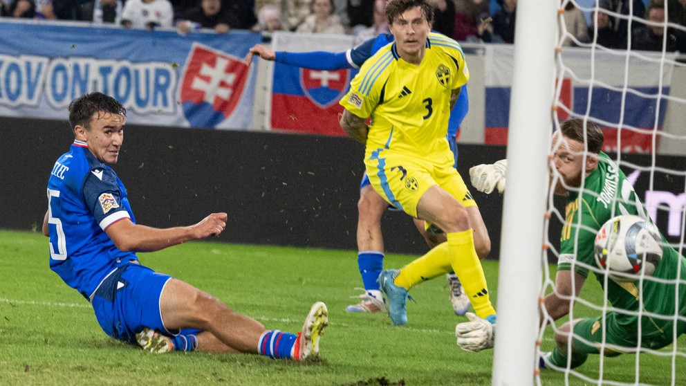 Na snímke zľava gól strieľa Dávid Strelec (Slovensko), Švédi Victor Lindelhöf a brankár Viktor Johansson počas zápasu C-divízie Ligy národov Slovensko - Švédsko 11. októbra 2024 v Bratislave. 