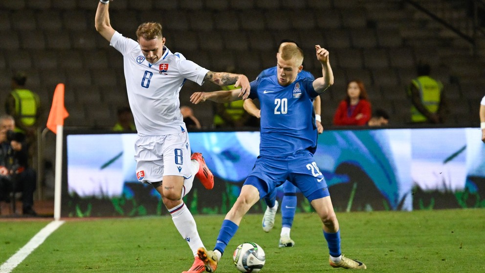 Na snímke vľavo Ondrej Duda (Slovensko) a vpravo Aleksej Isajev (Azerbajdžan) v zápase 4. kola C-divízie Ligy národov Azerbajdžan - Slovensko 14. októbra 2024 v Baku v Azerbajdžane. 