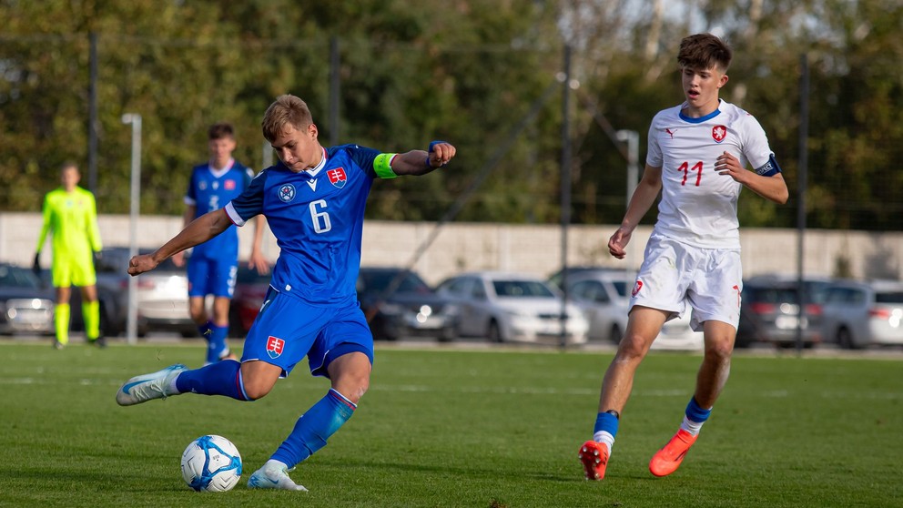 Jakub Koščo strieľa cez Matouša Srba v prípravnom zápase Slovensko U16 – Česko U16 v Dunajskej Strede (1.10.2024)