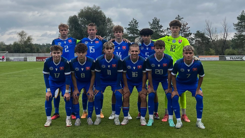 Reprezentácia do 16 rokov pred začiatkom zápasu Česko U16 – Slovensko U16 v Lanžhote (3.10.2024)