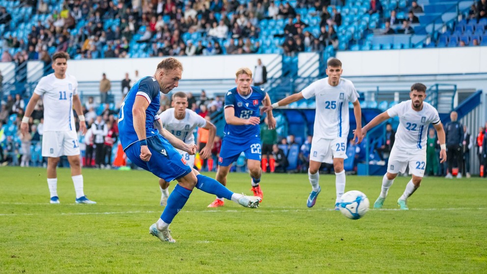 Dominik Javorček premieňa pokutový kop v prípravnom medzištátnom zápase Slovensko U21 – Grécko U21 (Nitra, 11.10.2024)