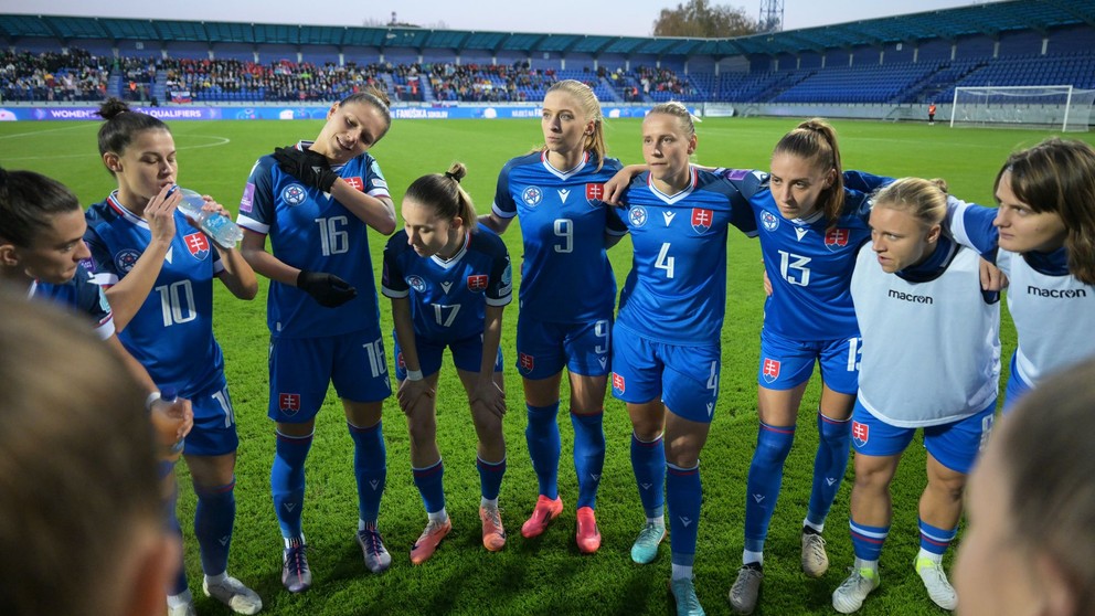 Na snímke futbalistky Slovenska stoja v kruhu pred prvým zápasom prvého kola play off o postup na budúcoročné ME Slovensko - Wales v Poprade 25. októbra 2024. FOTO TASR – František Iván

- Slovensko
- šport
- futbal
- majstrovstvá
- Európa
- play
- off
- prvé
- kolo
- prvý
- Zápas
- Wales
- POX