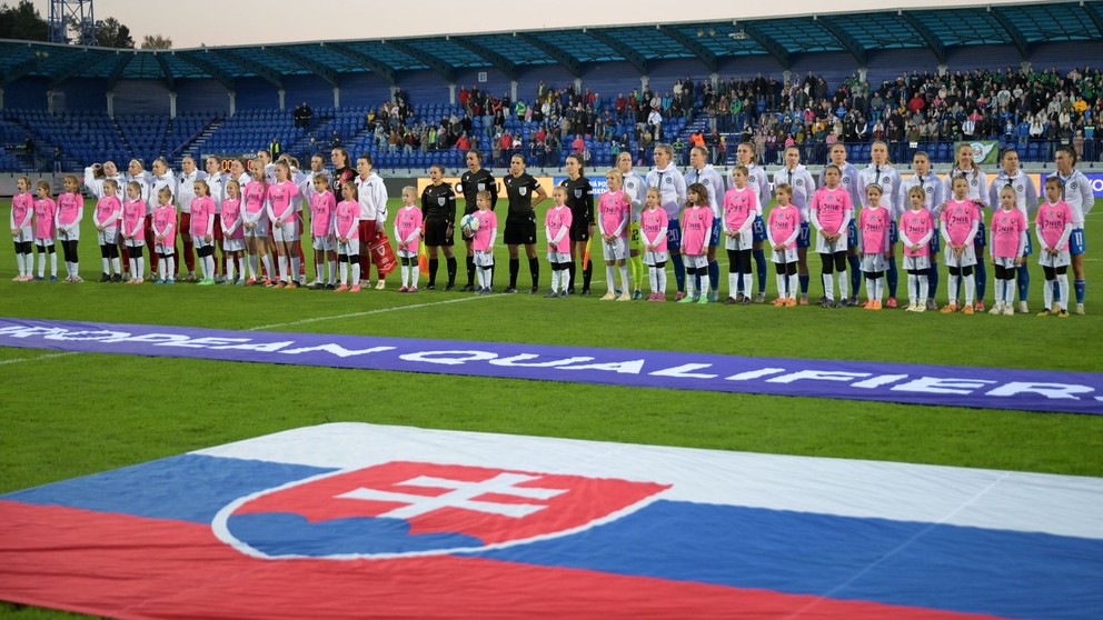 Na snímke futbalistky Slovenska (vpravo) a Walesu (vľavo) pred prvým zápasom prvého kola play off o postup na ME Slovensko - Wales v Poprade 25. októbra 2024. 