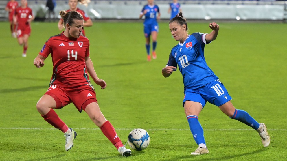 Na snímke sprava Martina Šurnovská (Slovensko) a Hayley Laddová (Wales) bojujú o loptu počas prvého zápasu prvého kola play off o postup na budúcoročné ME vo futbale žien Slovensko - Wales v Poprade 25. októbra 2024.