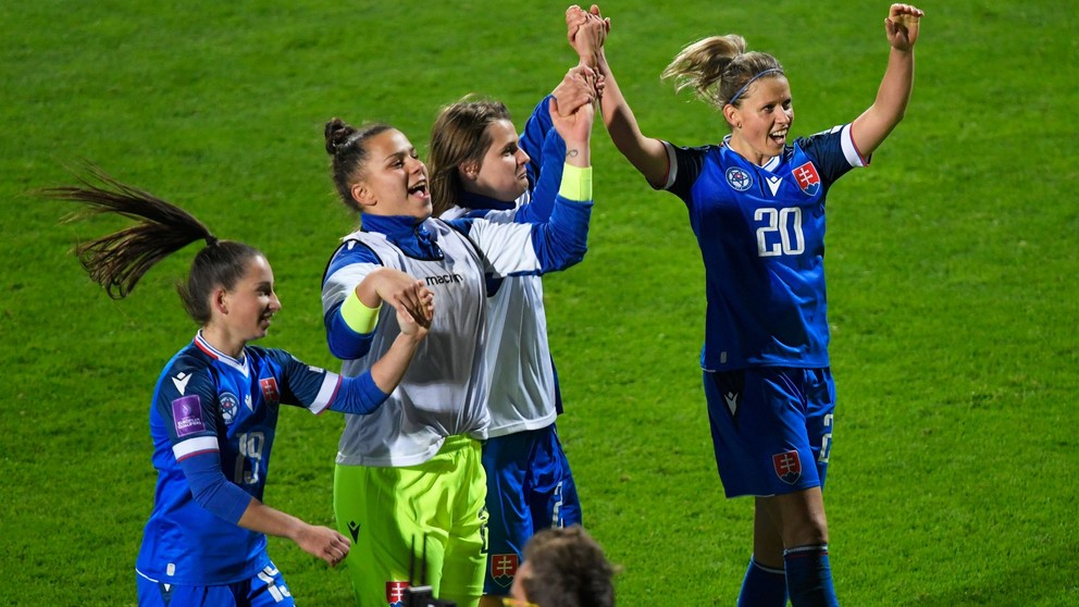 Na snímke hráčky Slovenska sa tešia z výhry 2:1 po  prvom zápase prvého kola play off o postup na budúcoročné ME vo futbale žien Slovensko - Wales v Poprade 25. októbra 2024.