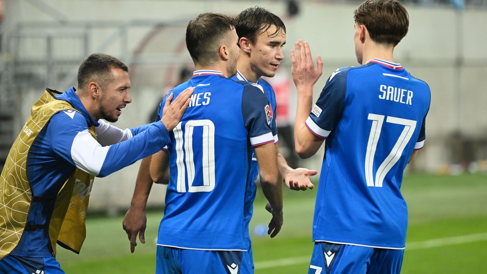 Na snímke radosť hráčov Slovenska po strelení gólu na 1:0 počas zápasu C-divízie Ligy národov (LN) Slovensko - Estónsko v Trnave v utorok 19. novembra 2024. 