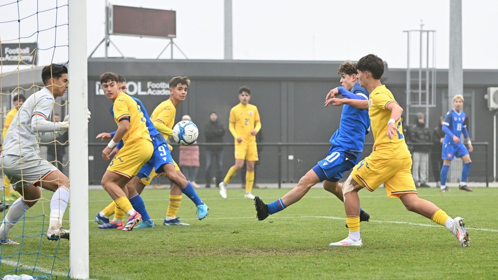 Alex Vrábel strieľa gól v prípravnom zápase Slovensko 16 – Rumunsko 16 v Dunajskej Strede (17.11.2024)