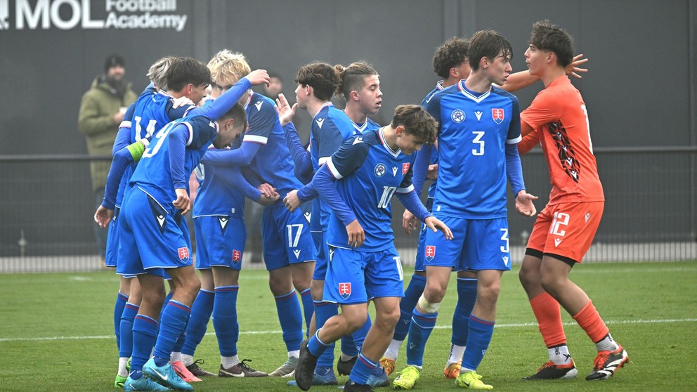 Radosť slovenských reprezentantov do 16 rokov po strelení gólu v prípravnom zápase Slovensko 16 – Rumunsko 16 v Dunajskej Strede (17.11.2024)