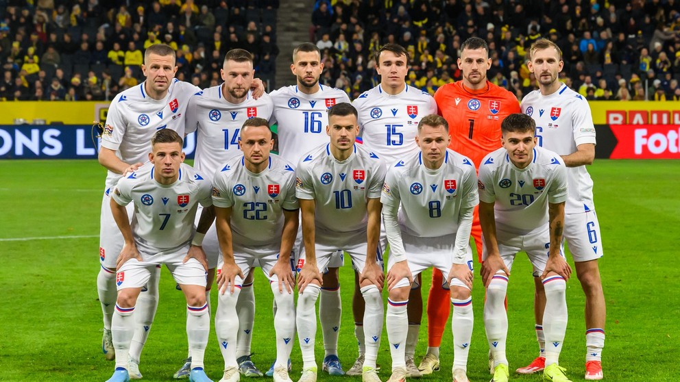 Futbalisti základnej jedenástky Slovenska pózujú pred zíapasom 5. kola C-divízie Ligy národov Švédsko - Slovensko v sobotu 16. novembra 2024 v Štokholme. Horný rad zľava Denis Vavro, Milan Škriniar, Dávid Hancko, David Strelec, brankár Martin Dúbravka a Norbert Gyömbér. Dolný rad zľava Tomáš Suslov, Stanislav Lobotka, László Bénes, Ondrej Duda a Dávid Ďuriš. 